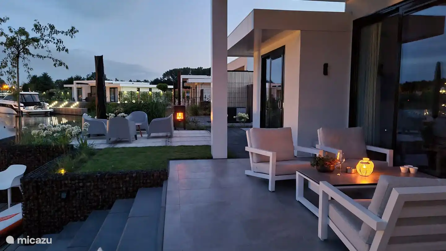 Die Lounge für die Nachmittagssonne. Genießen Sie ein Feuer im Außenofen oder backen Sie eine leckere Pizza im Außenofen im Pizzaofen darüber.