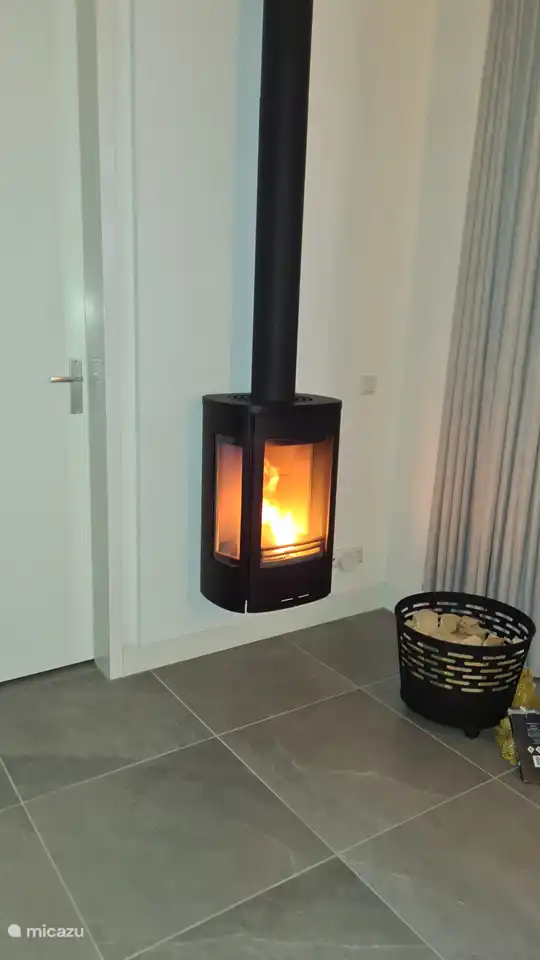 Der schöne Holzofen sorgt für Atmosphäre und wunderbare Wärme an den kühleren Tagen.