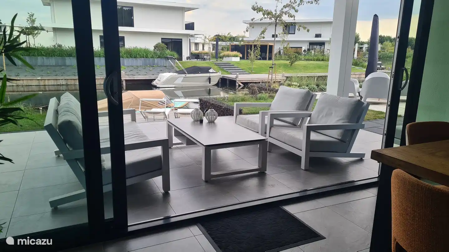 Ruhe, Raum und Aussicht von Ihrer eigenen Terrasse. Die Aussicht und die aufgehende Sonne genießen. Das Dach bietet ein erweitertes Wohnzimmer, in dem Sie sich bequem im Freien aufhalten können.