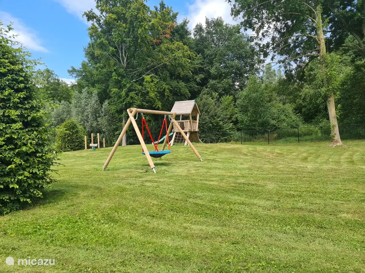 Kinderspielplatz im Park, ca. 250 m vom Haus entfernt.