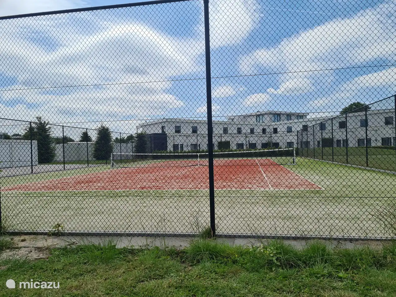 Tennisplatz im Park, Reservierung erforderlich. Mit der Nutzung sind Kosten verbunden.