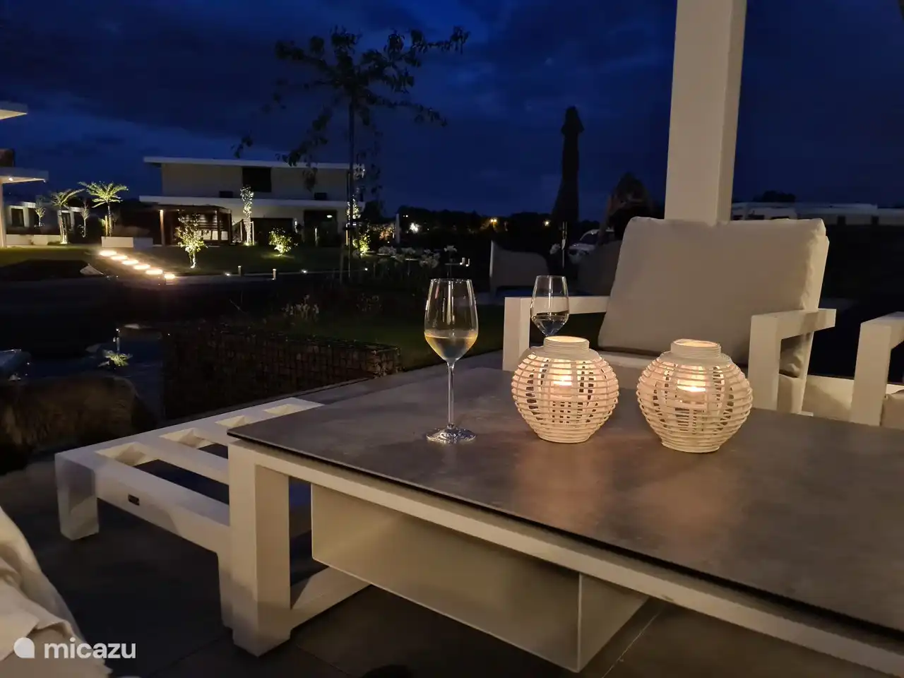 Die Aussicht am Abend, genossen von der Lounge, im Windschatten des Daches. Auch am Abend können Sie gemütlich draußen sein und die Ruhe der Aussicht und den Aufenthalt auf dem Wasser genießen.