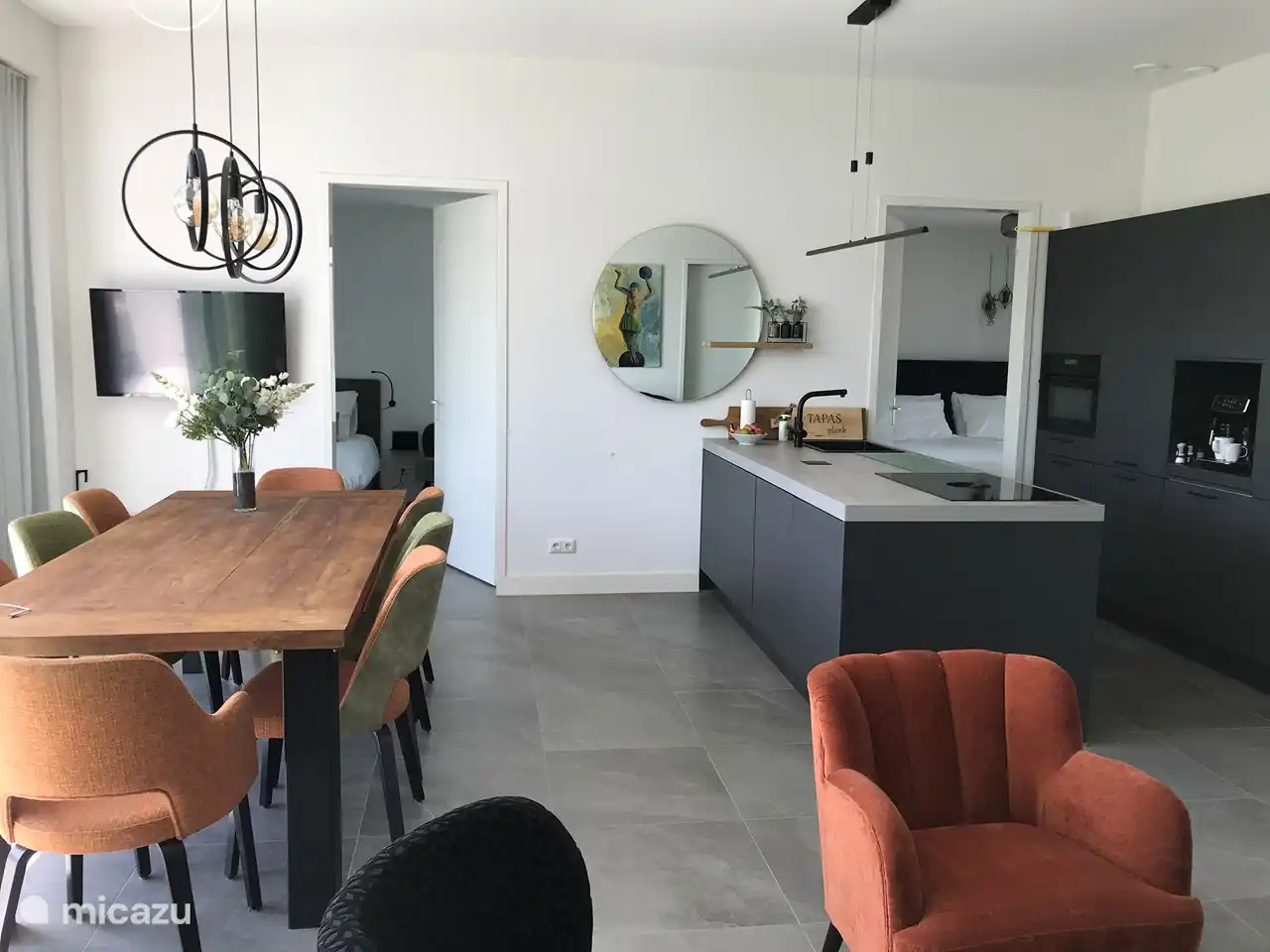 Die Küche, ausgestattet mit Herd, Bora-Bora, Geschirrspüler, Kaffeemaschine mit frischen Bohnen, Mikrowelle, Kühlschrank mit Gefrierfach.