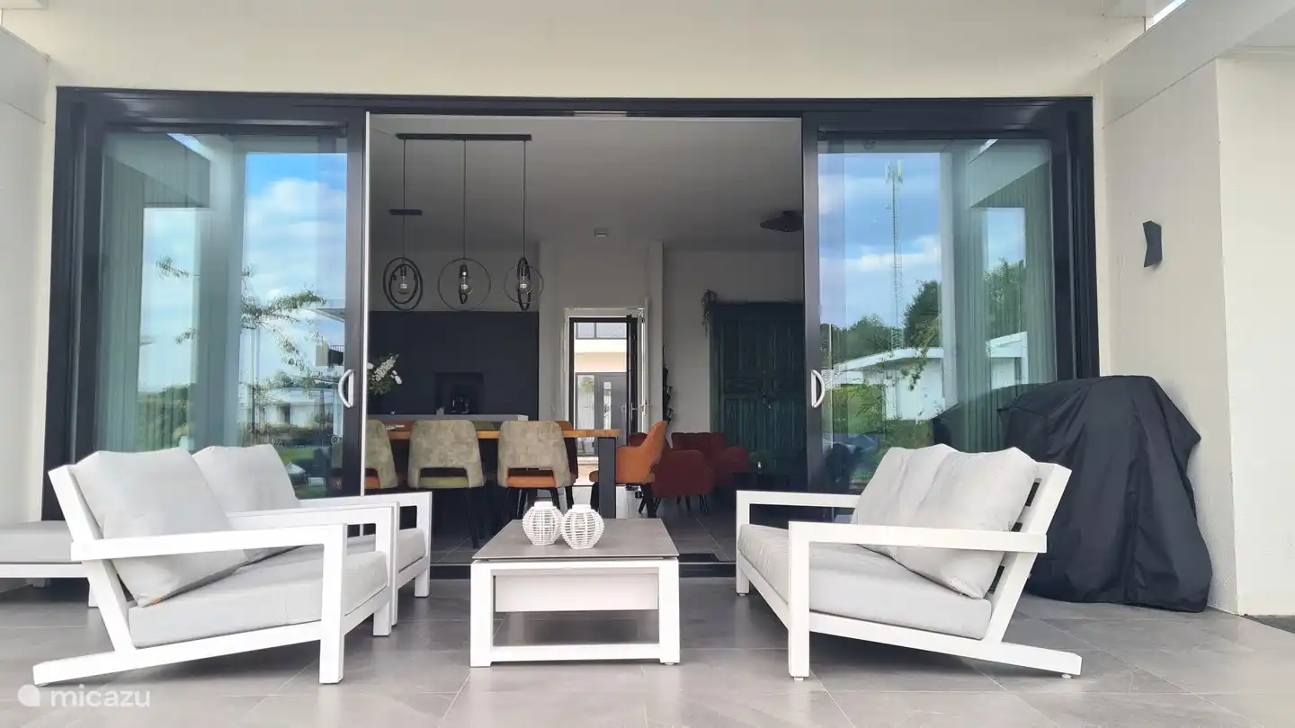 Villa Fiori, 8-Personen-Ferienhaus auf dem Wasser mit Segelverbindung zum Veluwemeer, am Harderbos gelegen. Es gibt eine Schaluppe für 8 Personen zu mieten, die am Steg für Sie bereitsteht.