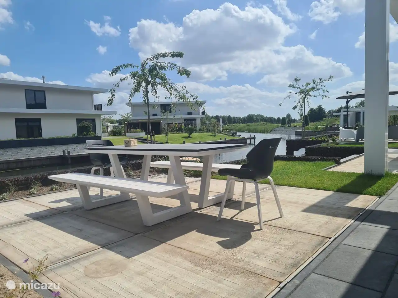 Genießen Sie die Aussicht von der Terrasse, frühstücken Sie gemütlich am Picknicktisch.