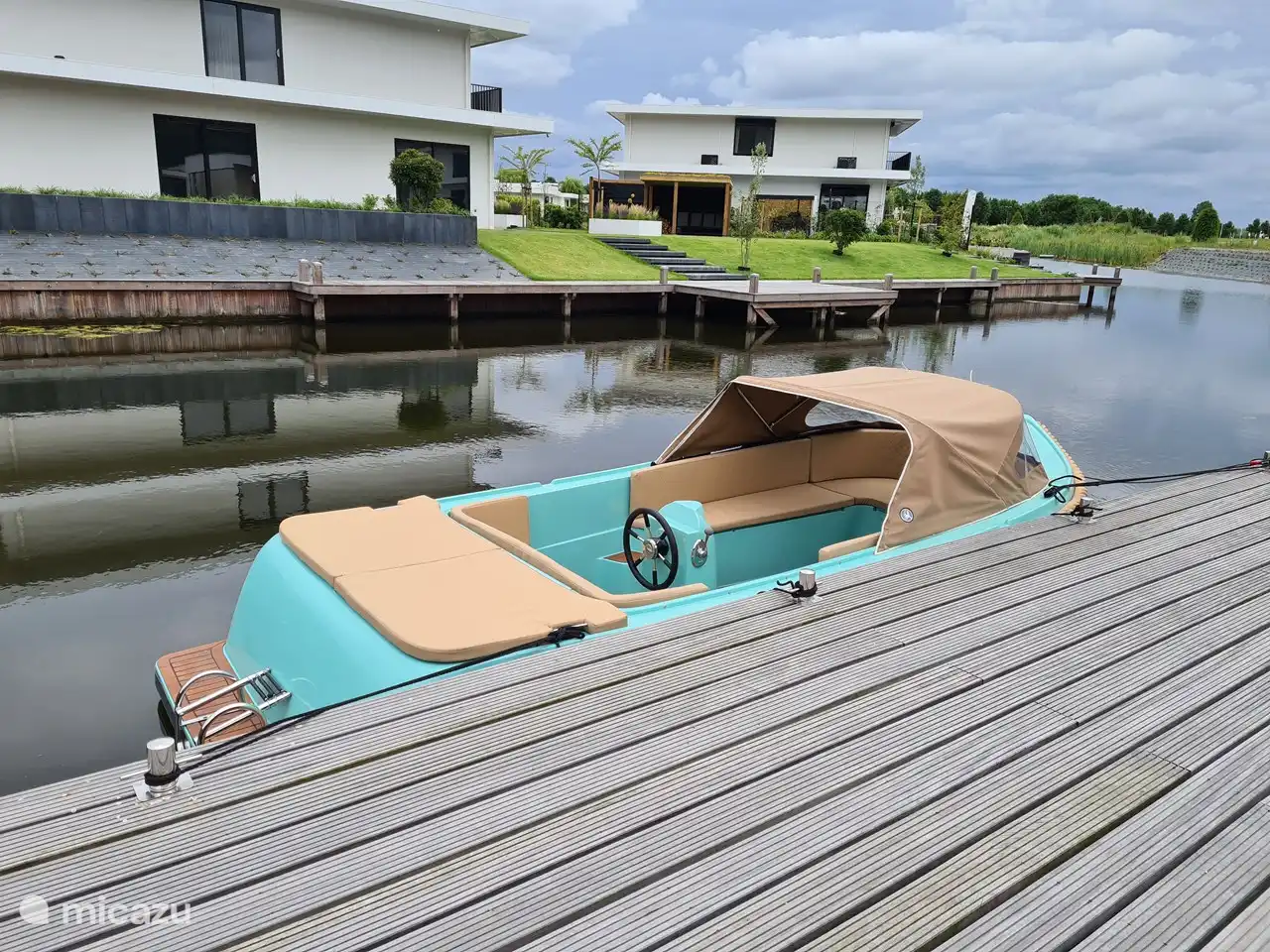 Bleiben Sie stilvoll und segeln Sie stilvoll; Die 8-Personen-Schaluppe ist einsatzbereit, fragen Sie nach den Bedingungen.