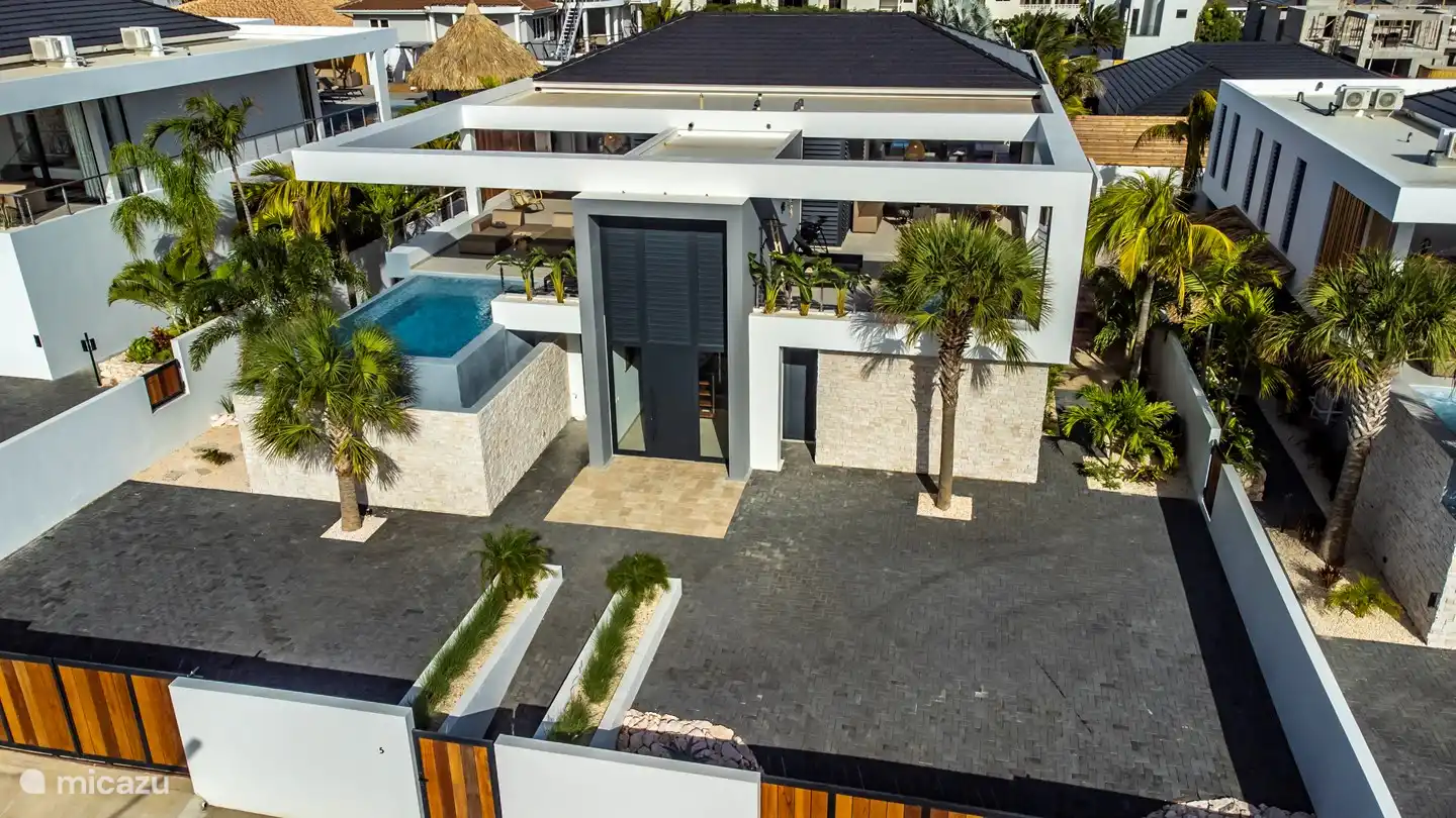 Die Wohnung befindet sich im Erdgeschoss auf der rechten Seite der Villa