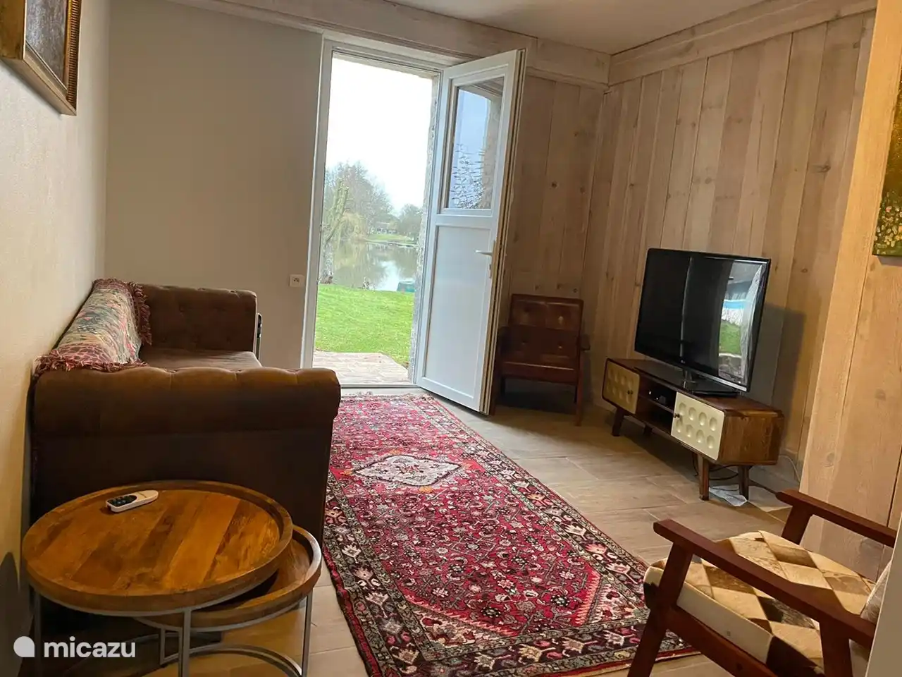 sitting room with a view and access door to Lot and swimming pool