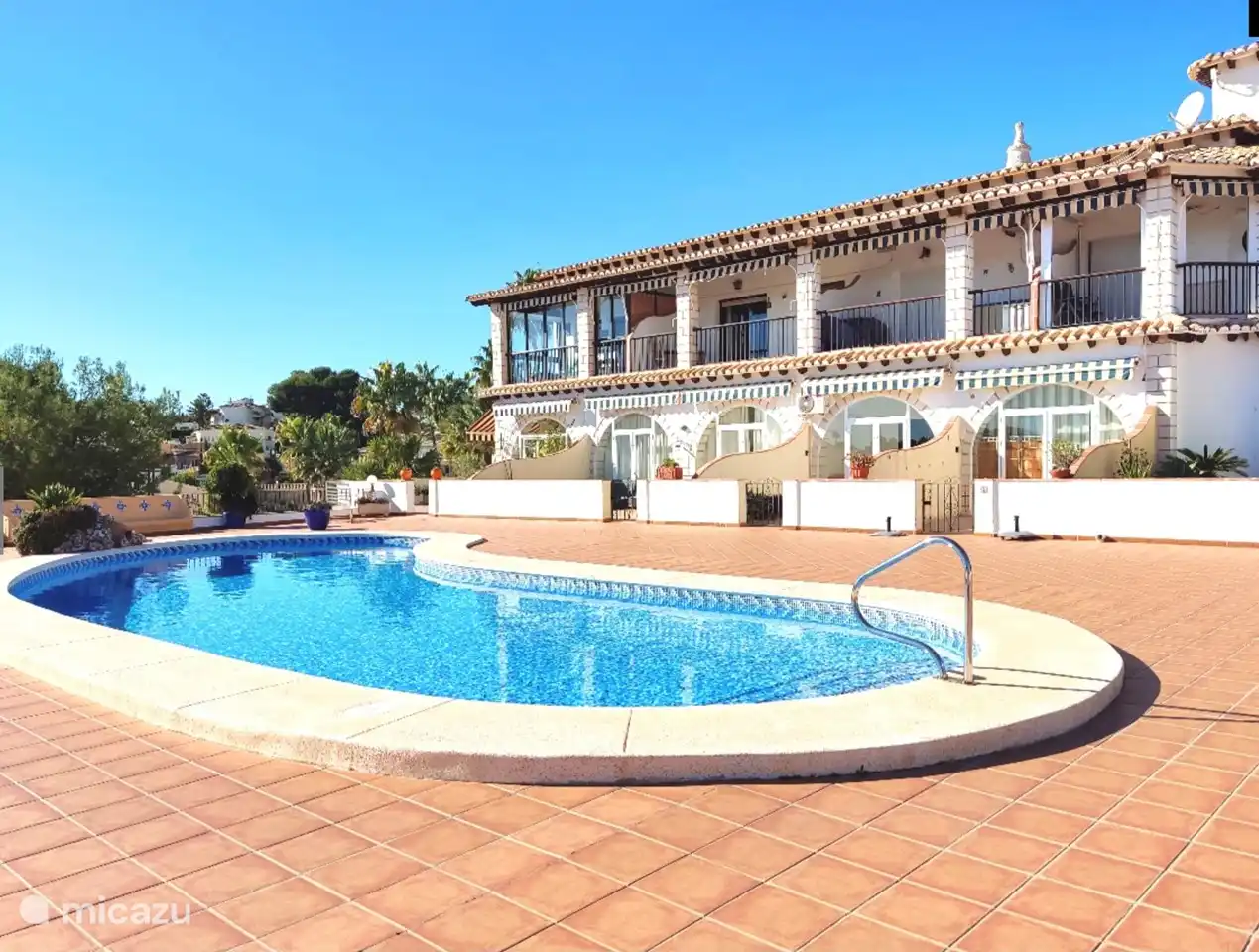 Schwimmbad des Anwesens mit Blick auf die Wohnungen. Ihre Wohnung befindet sich auf der linken Seite, so dass Sie auf Ihrer Terrasse alle Privatsphäre haben