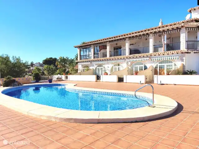 appartement huren in Spanje, Costa Blanca, Benissa – Casa Eucalyptus Zwembad van het domein met zicht op de appartementen. Jullie appartement ligt aan de linkerkant waardoor je alle privacy hebt op je terras