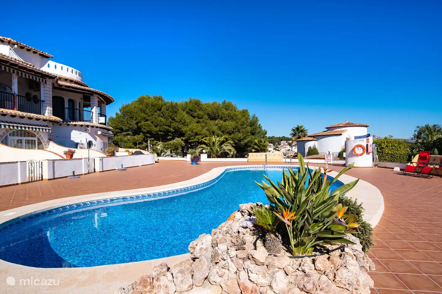 Schöner großer Swimmingpool mit Außendusche und genügend Platz für Sonnenliegen. 2 Sonnenliegen stehen Ihnen zur Verfügung (AP A)