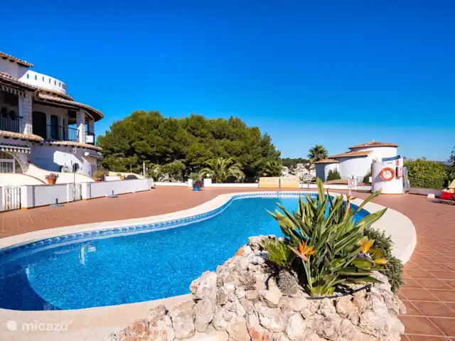 appartement huren in Spanje, Costa Blanca, Benissa – Casa Eucalyptus Mooi groot zwembad met buitendouche en voldoende plaats voor ligzetels. 2 ligzetels zijn ter jullie beschikking (AP A)