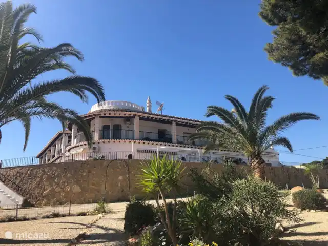 appartement huren in Spanje, Costa Blanca, Benissa – Casa Eucalyptus Gebouw vanuit de tuin.
