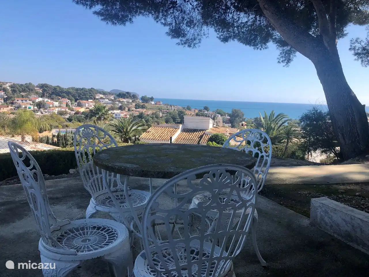 Garten mit verschiedenen Sitzecken