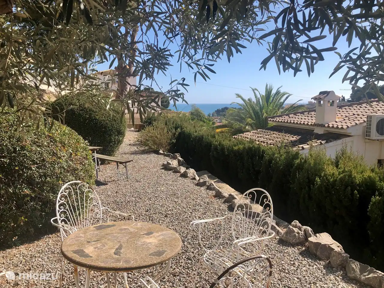 Es gibt mehrere schöne Sitzgelegenheiten auf der Domäne mit Blick auf das Meer!