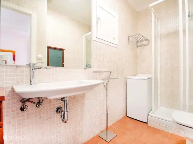 appartement huren in Spanje, Costa Blanca, Benissa – Casa Eucalyptus Badkamer met lavabo, toilet, douche en toplader wasmachine