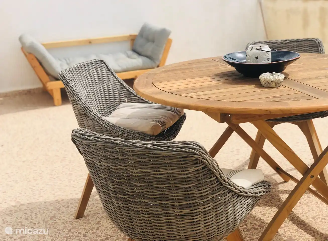 Genießen Sie Ihre große Terrasse mit verschiedenen Möbeln!