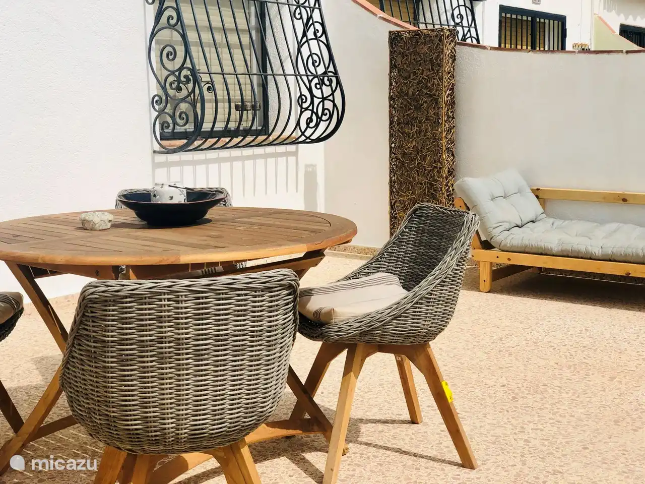 Geräumige, sonnige Terrasse, die Sie zu jeder Tageszeit genießen können!