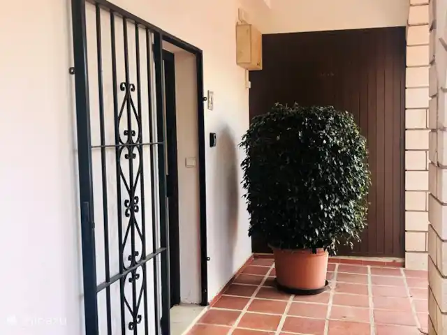 appartement huren in Spanje, Costa Blanca, Benissa – Casa Eucalyptus Ingang en overdekt terras. Zalige koele plaats op de warme zomerdagen.