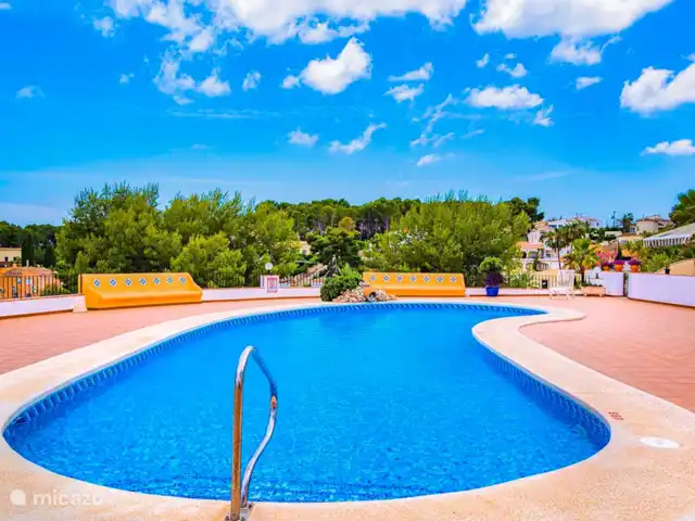 appartement huren in Spanje, Costa Blanca, Benissa – Casa Eucalyptus Gemeenschappelijk zwembad met ruim terras voor ligstoelen.