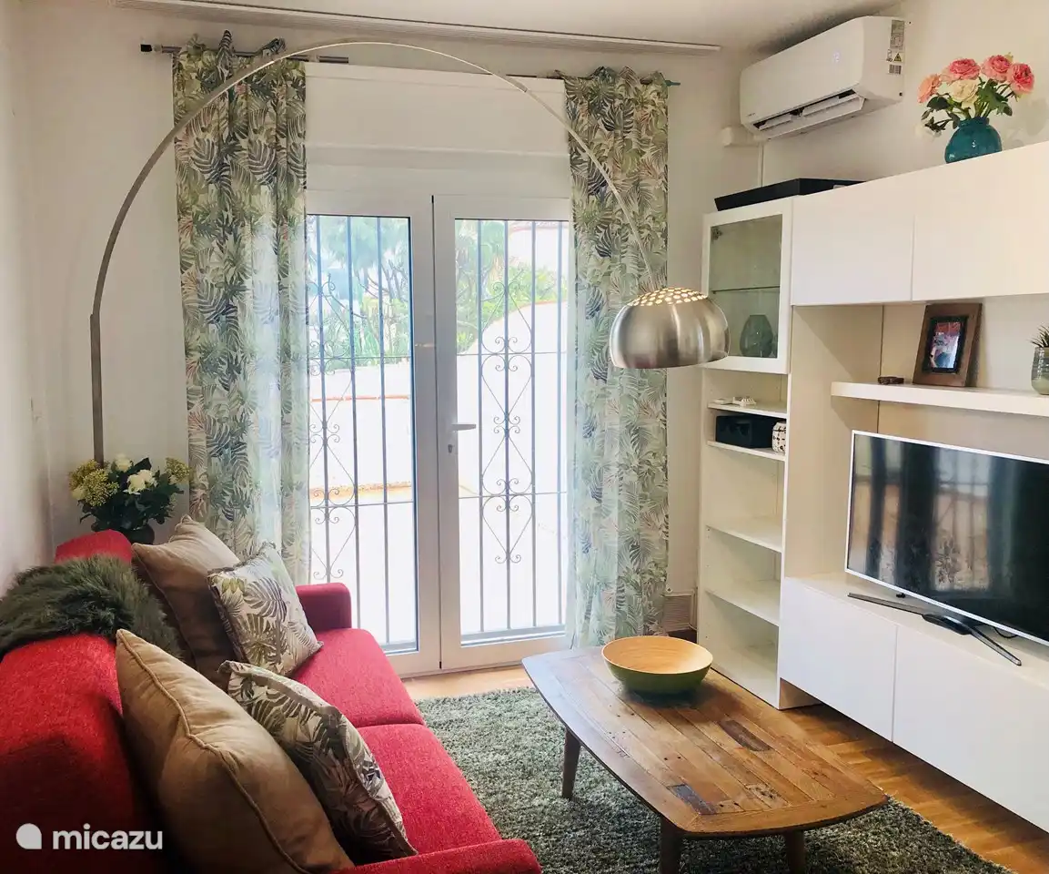 Wohnraum mit Zugang zur großen Terrasse. NEUE DEKORATION!