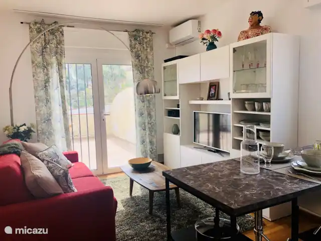 appartement huren in Spanje, Costa Blanca, Benissa – Casa Eucalyptus Kleine maar gerieflijke leefruimte met open keuken en toegang tot het grote terras.