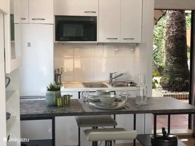 appartement huren in Spanje, Costa Blanca, Benissa – Casa Eucalyptus Leefruimte met open geïnstalleerde keuken, afwasmachine, ijskast, micro-grill en kookplaat