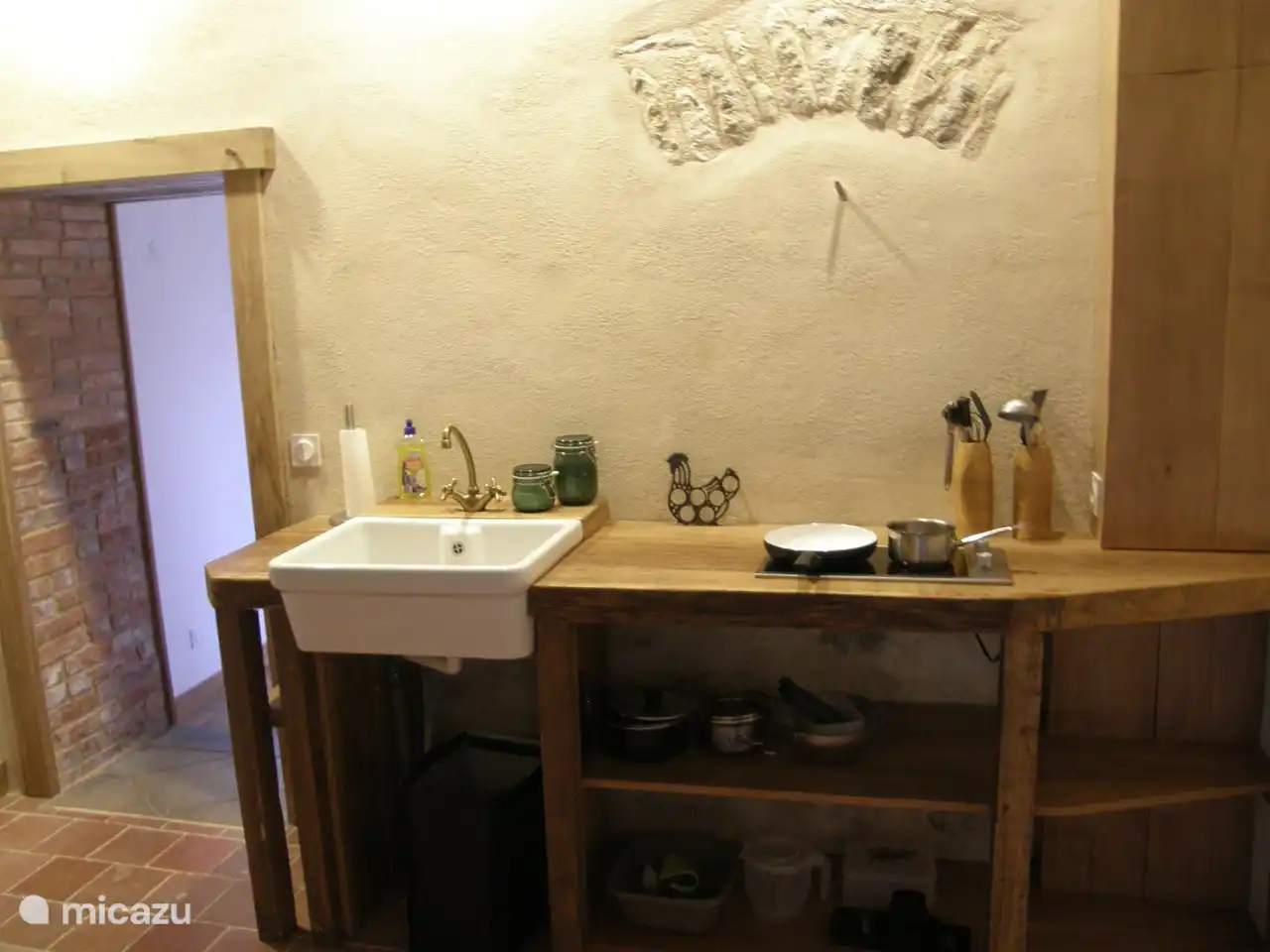 Cuisine entièrement équipée, y compris lave-vaisselle et four micro-ondes combiné