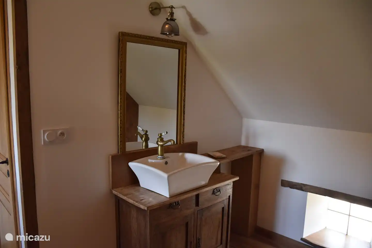 lavabo dans la chambre.