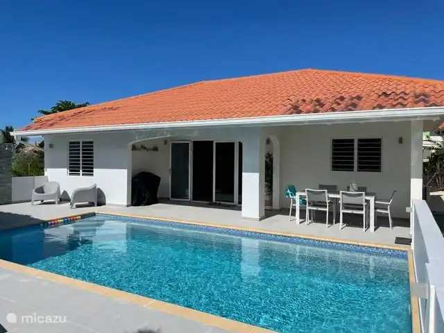 Villa Bunita Bista en Curazao, Bandabou (oeste), Fontein - villa Precioso porche a la sombra de las palmeras.