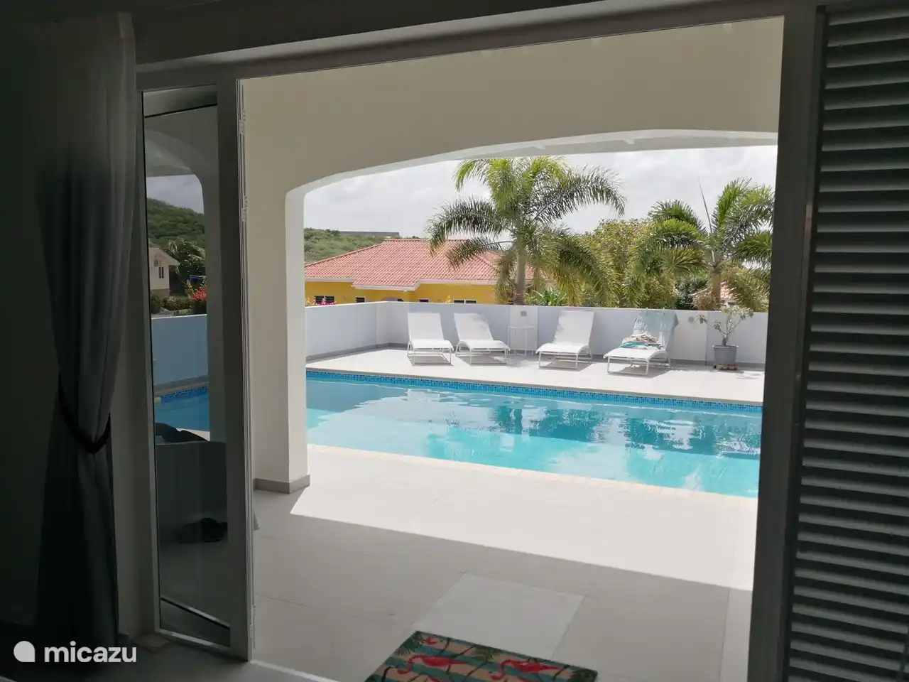 Blick vom Wohnzimmer auf die Veranda