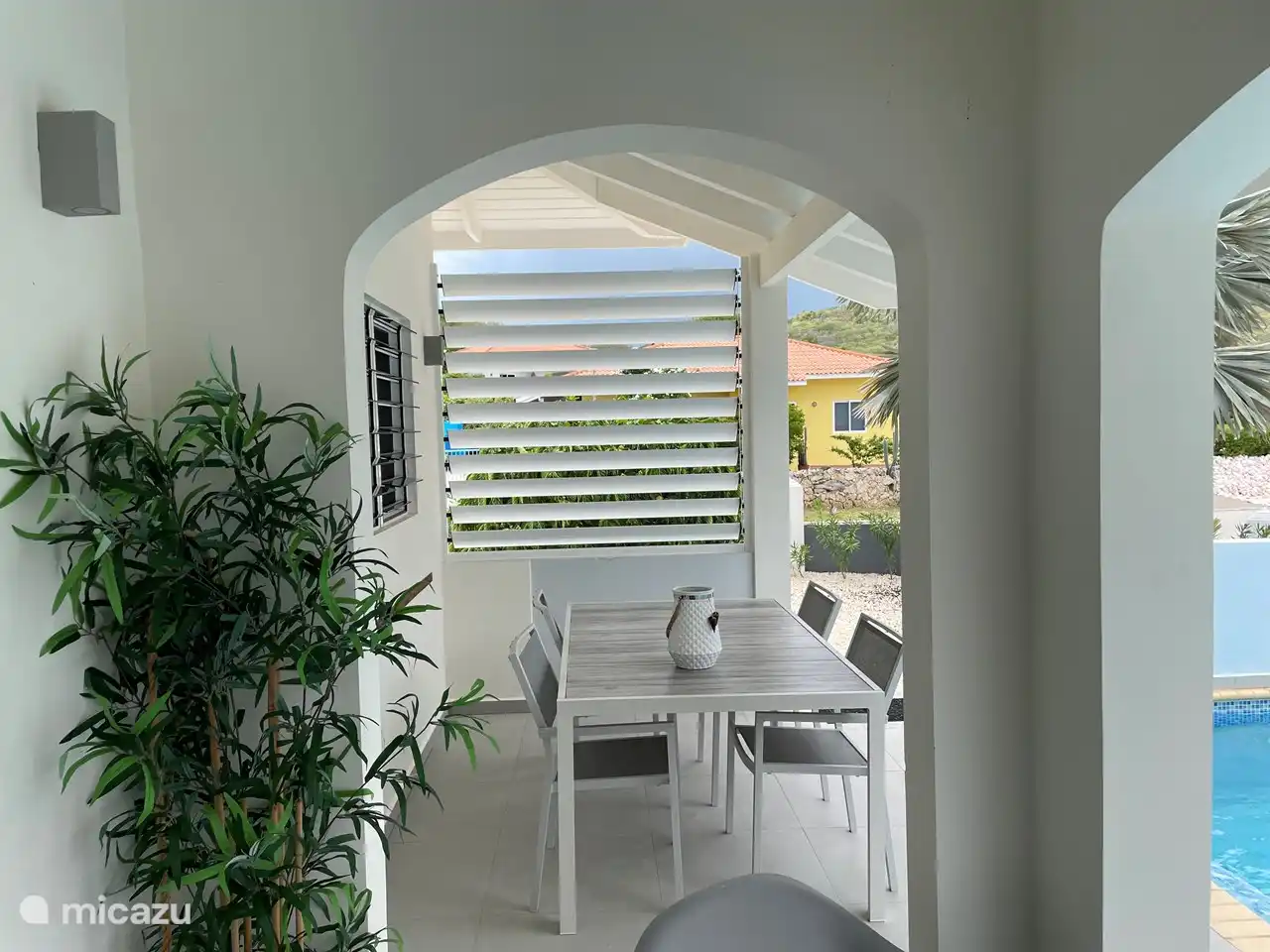 Sichtschutz aber auch als Sonnenschutz und kann bei Wind geschlossen werden.