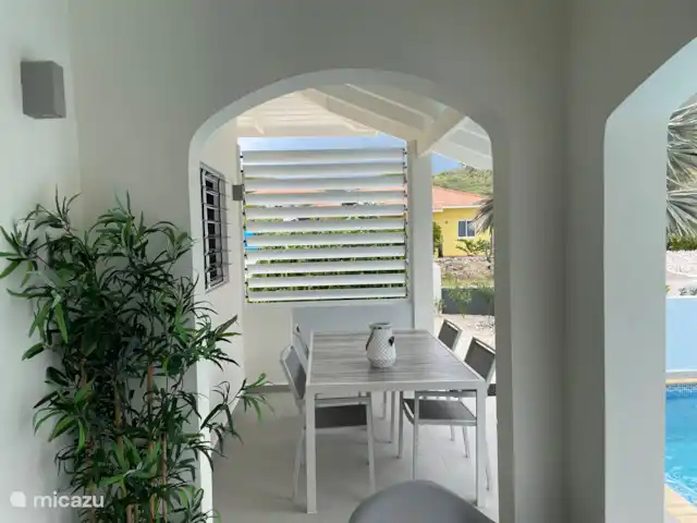 Villa Bunita Bista en Curazao, Bandabou (oeste), Fontein - villa Pantalla para privacidad pero también como protección solar y cuando el viento sopla fuerte se puede cerrar.