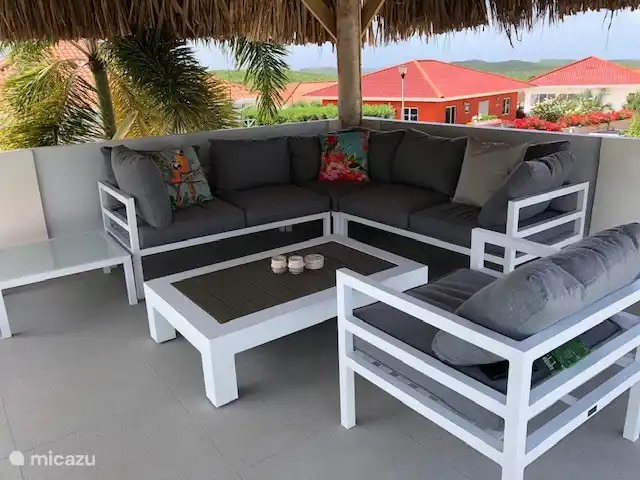 Lounge-Set unter Palapa