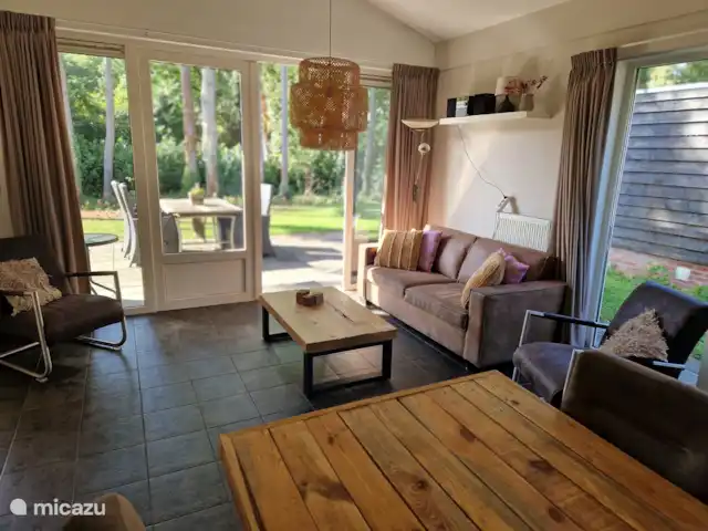 Huinerhofje 3; rust, privacy, natuur huren in Nederland, Gelderland, Putten - vakantiehuis Woonkamer met openslaande deuren naar de grote tuin