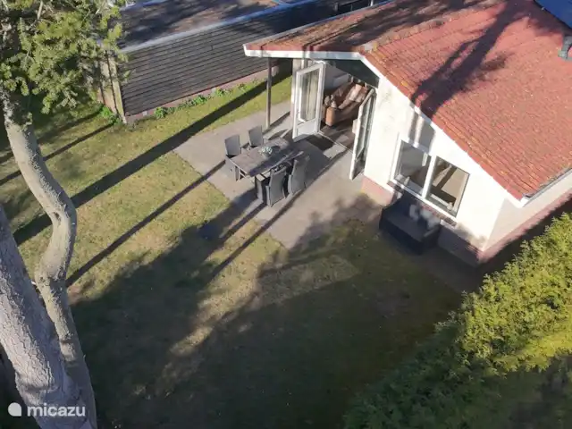 Huinerhofje 3; rust, privacy, natuur huren in Nederland, Gelderland, Putten - vakantiehuis Bovenaanzicht met zicht op grote tuin en schuur