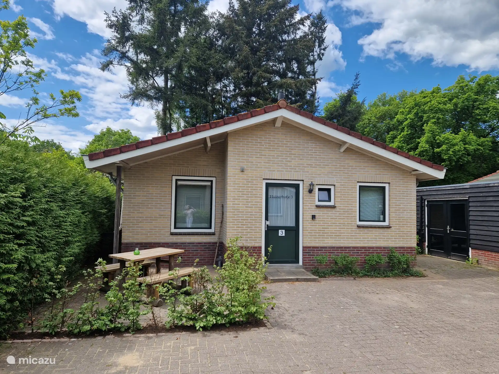 Front Huinerhofje 3 with the barn on the right.