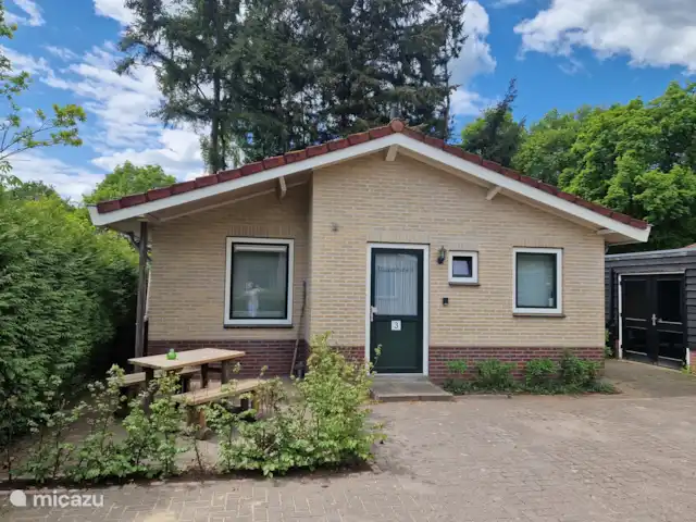 Huinerhofje 3; rust, privacy, natuur huren in Nederland, Gelderland, Putten - vakantiehuis Voorkant Huinerhofje 3 met rechts de schuur.