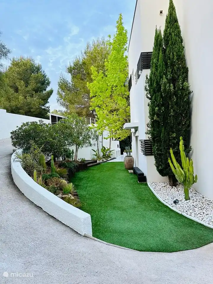 Villa Casa Blanca, frente de la villa con cenefa vegetal.