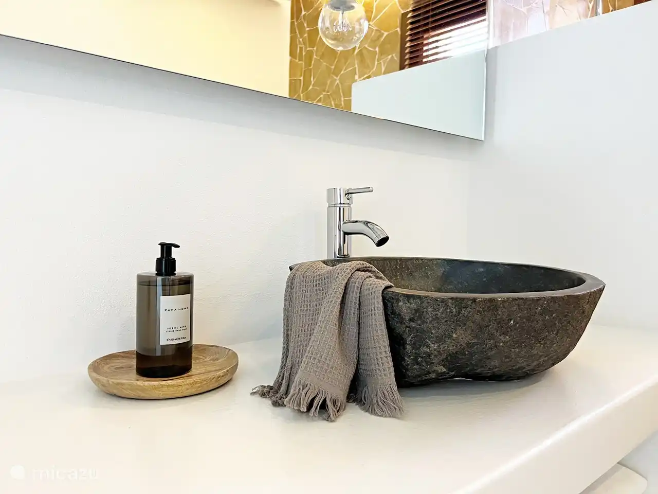 Villa Casa Blanca, lavabo de piedra natural y baño en suite dormitorio 1