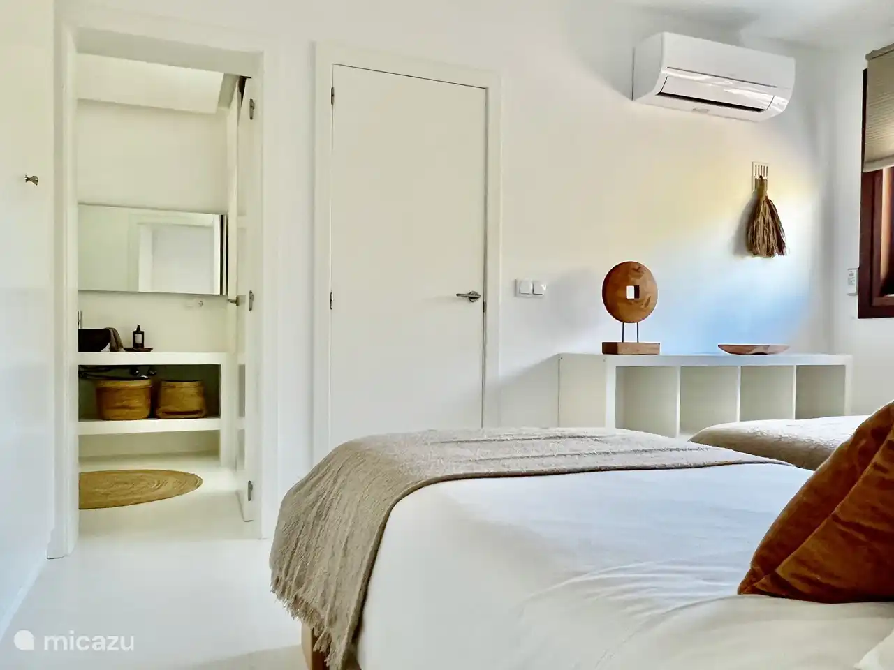 Villa Casa Blanca, dormitorio 2 con baño en suite