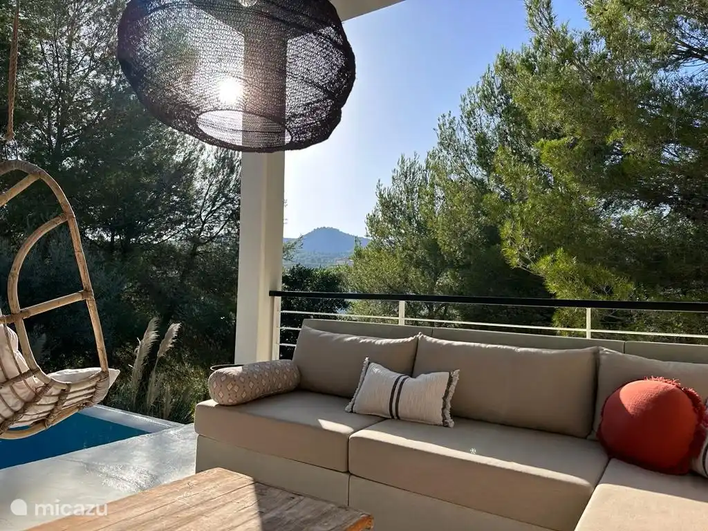 Villa Casa Blanca, salón terraza con vistas al Montgó y colinas