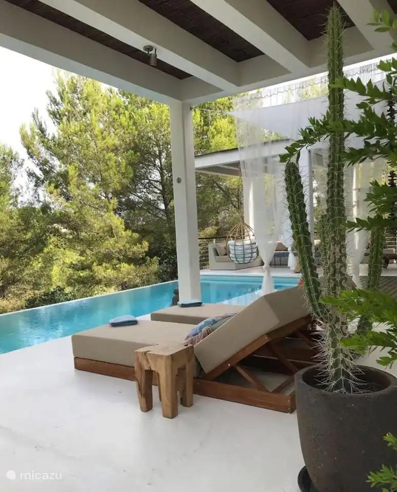 Villa Casa Blanca, piscina con solarium y lounge terraza