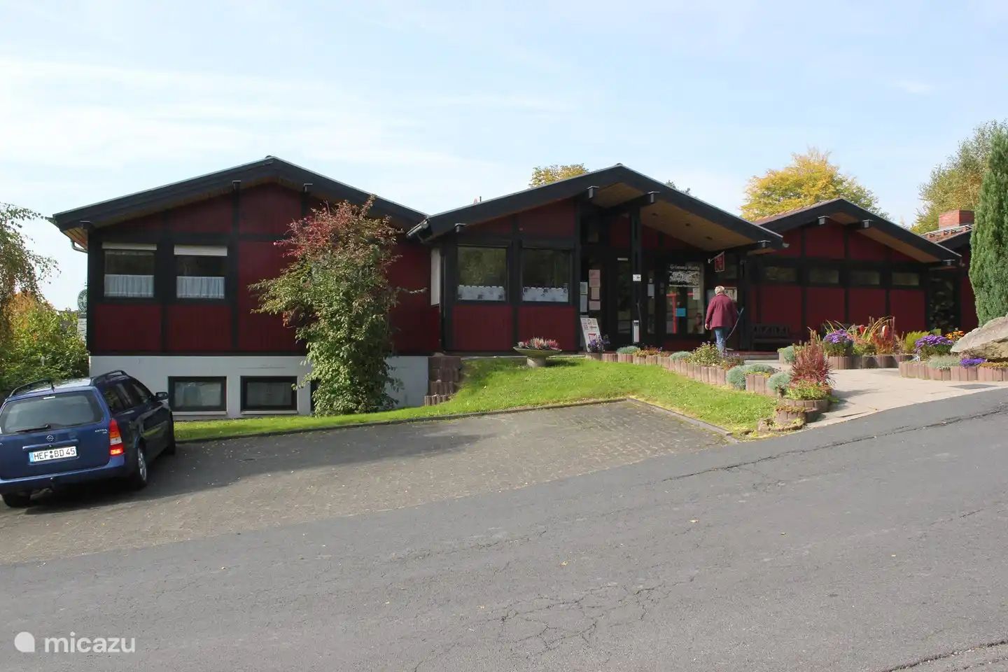 Verwaltung mit Restaurant und Schwimmbad