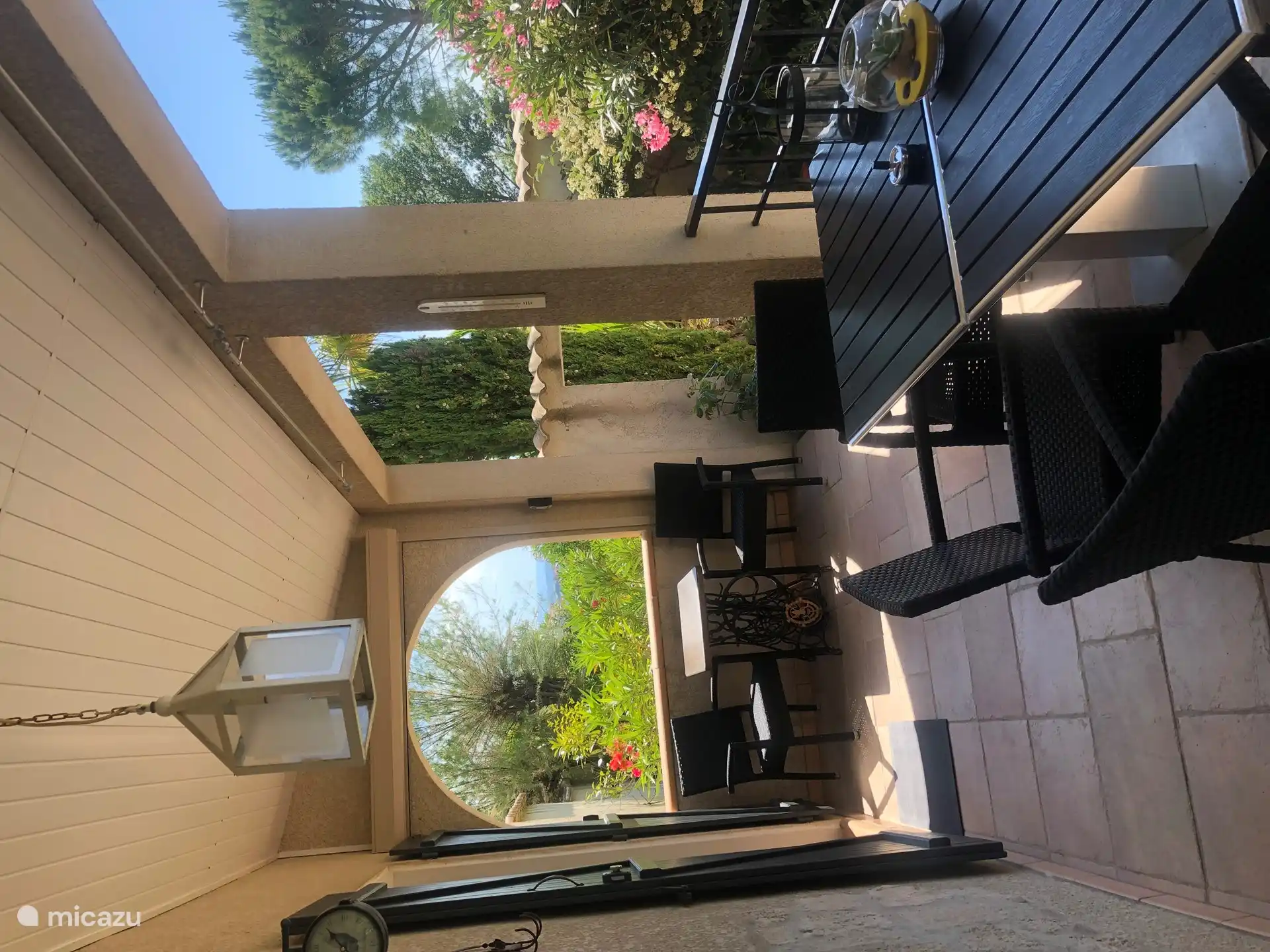 Gemütliche Balkon-Terrasse für Mahlzeiten im Freien