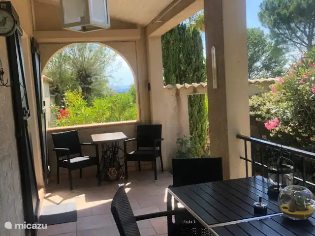 Location de Vacances France, Hérault, Oupia, maison de vacances - Marie Jean Chambre d'hotes & Gite Terrasse « balcon » confortable pour les repas en plein air