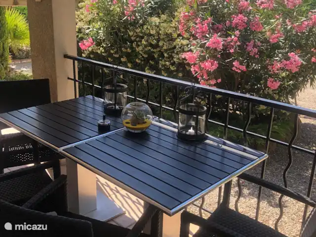 Location de Vacances France, Hérault, Oupia, maison de vacances - Marie Jean Chambre d'hotes & Gite Avec vue sur les lauriers roses en fleurs