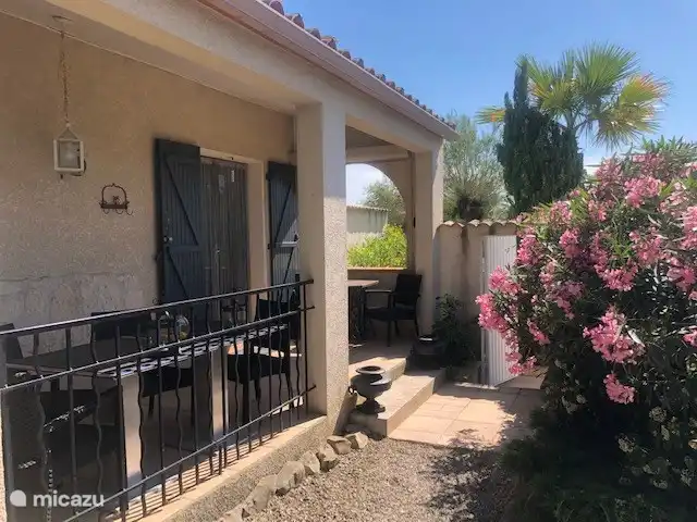 Location de Vacances France, Hérault, Oupia, maison de vacances - Marie Jean Chambre d'hotes & Gite  Entrée sur la terrasse, entrée gîte, et accès à la piscine privée