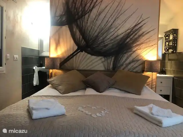 Gite-Schlafzimmer im Obergeschoss mit Kingsize-Bett und eigener Toilette, Dusche und Waschbecken