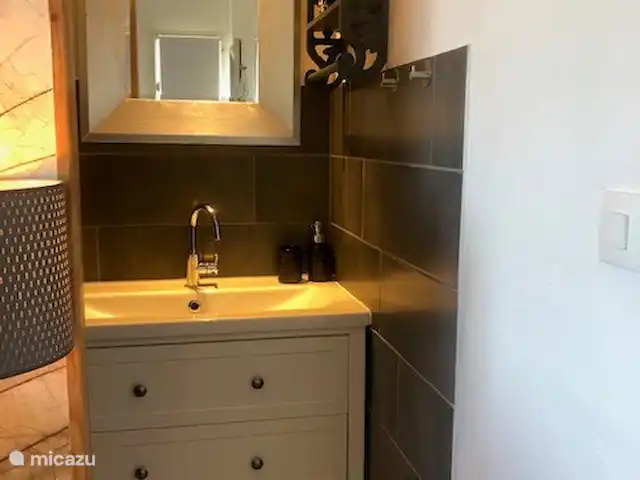 Location de Vacances France, Hérault, Oupia, maison de vacances - Marie Jean Chambre d'hotes & Gite meuble vasque avec sèche-cheveux, peignoirs, pantoufles de bain et serviettes de bain supplémentaires au-dessus